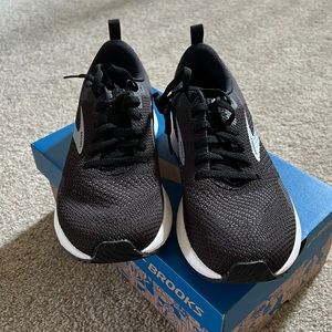 Brand New Brooks Revel 5 Sneakers- Size 8 Black/Metallic/White